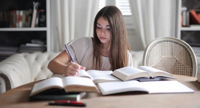 نحوه نشستن صحیح حین مطالعه برای پیشگیری از درد گردن، شانه و کمر